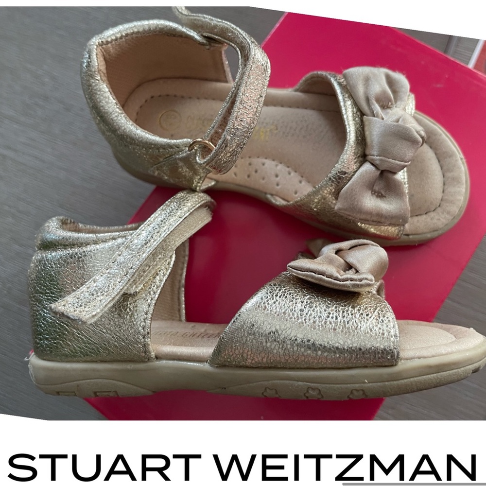 Stuart Weitzman girls toddler sandals size 7 Gold with bow detail
